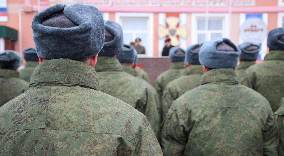 Rekrutacja do rosyjskiej armii. Brytyjscy eksperci: Kreml rozbudowuje wojska na północnym zachodzie kraju