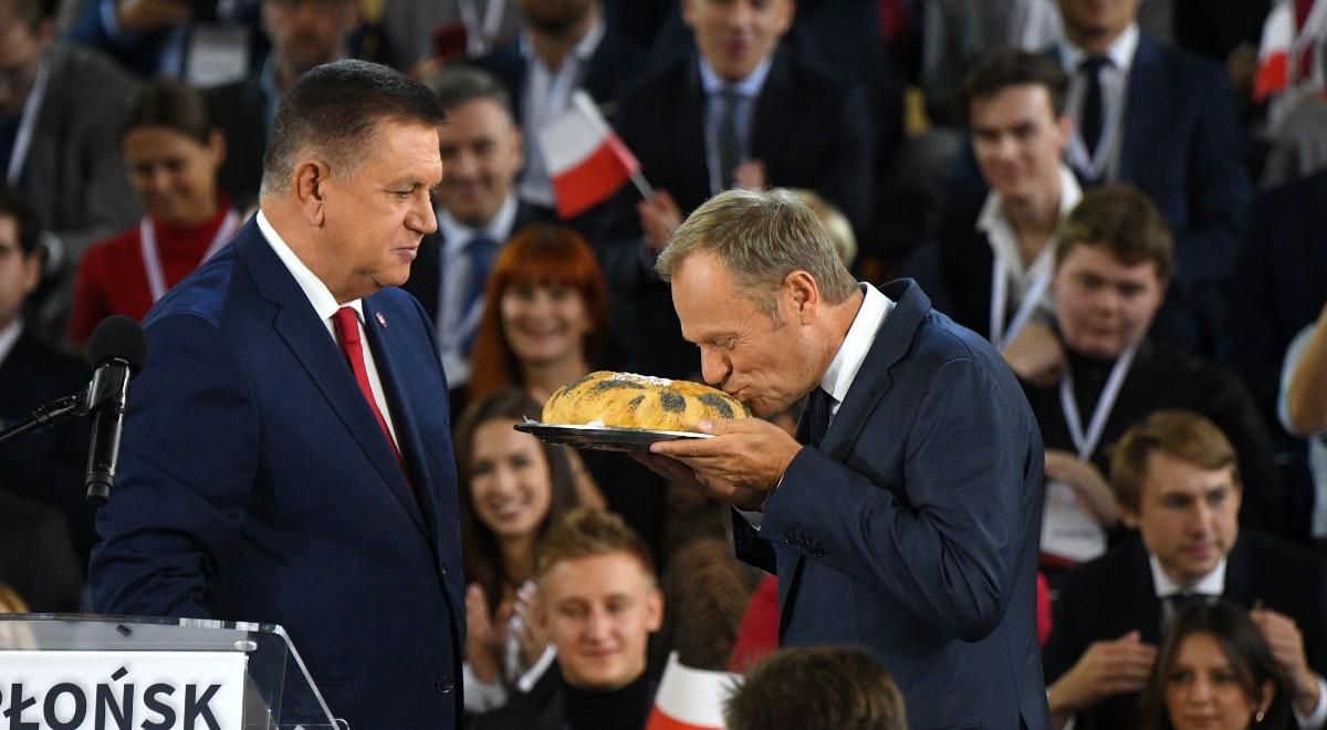 Tusk o całowaniu chleba w Płońsku: to w pewnym sensie propaganda