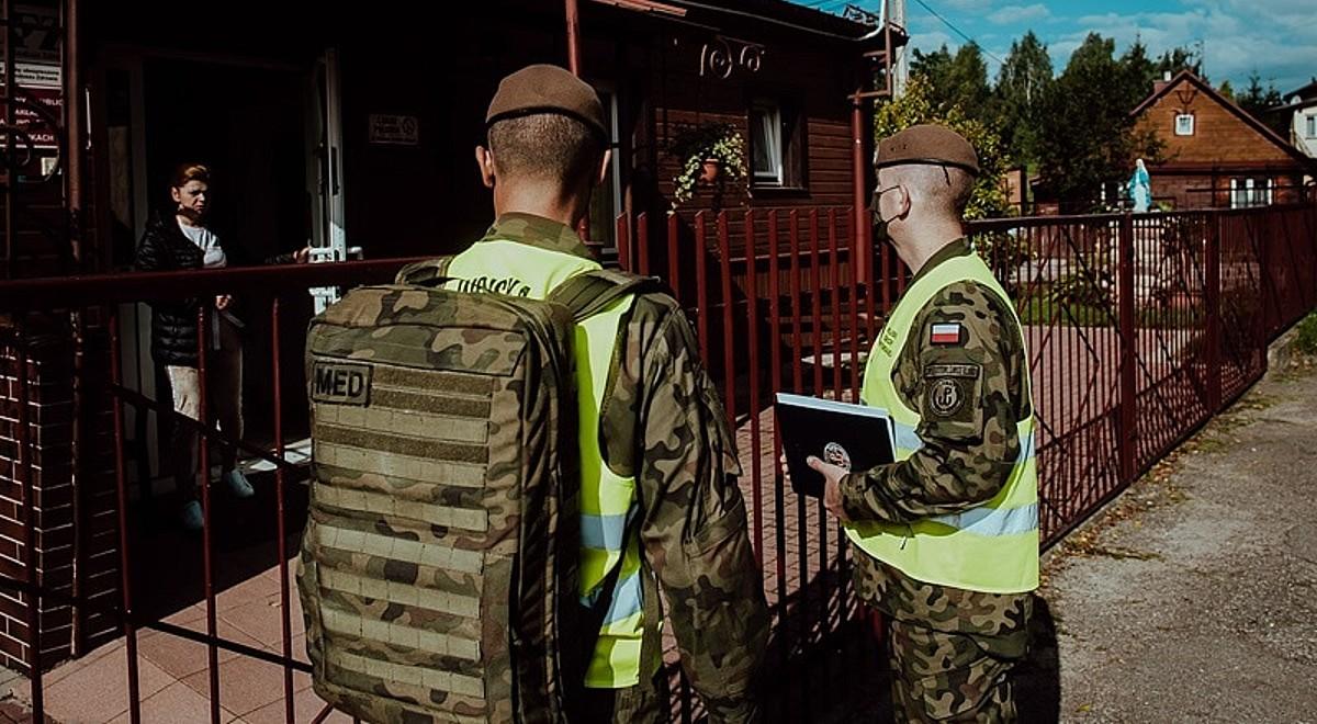"Monitorowanie potrzeb i wsparcie psychologiczne". Żołnierze WOT pomagają mieszkańcom regionów objętych stanem wyjątkowym