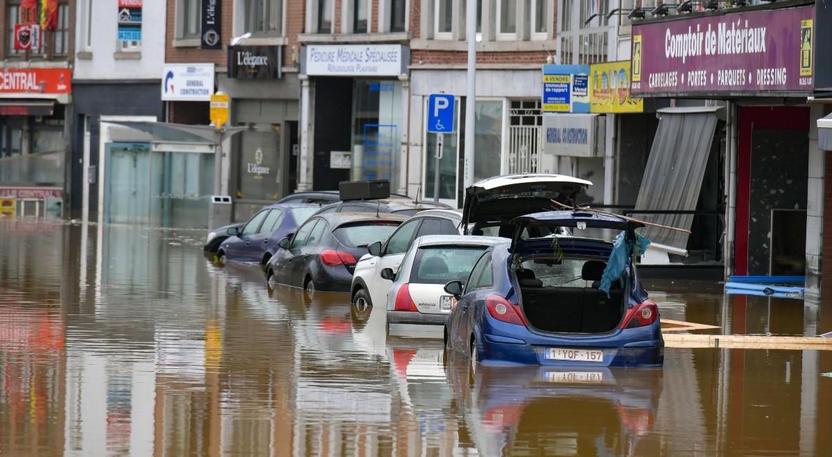 Skutki powodzi w Belgii. Zamknięta autostrada przekształcona w wysypisko śmieci