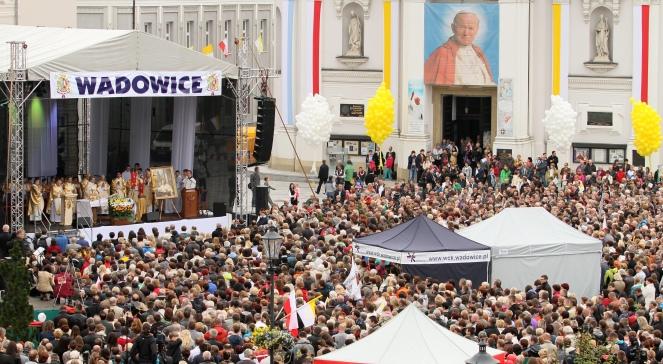 Wierni w Wadowicach przeżywają wyniesienie Jana Pawła II na ołtarze