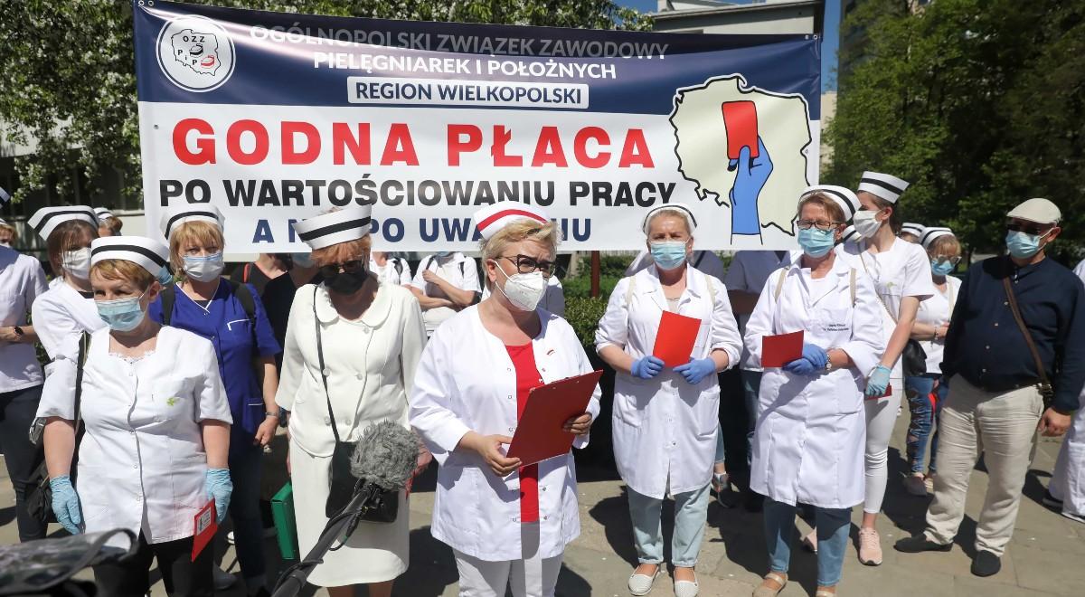 Protest pielęgniarek i położnych w Warszawie. Policja: zabezpieczanie go było czystą przyjemnością