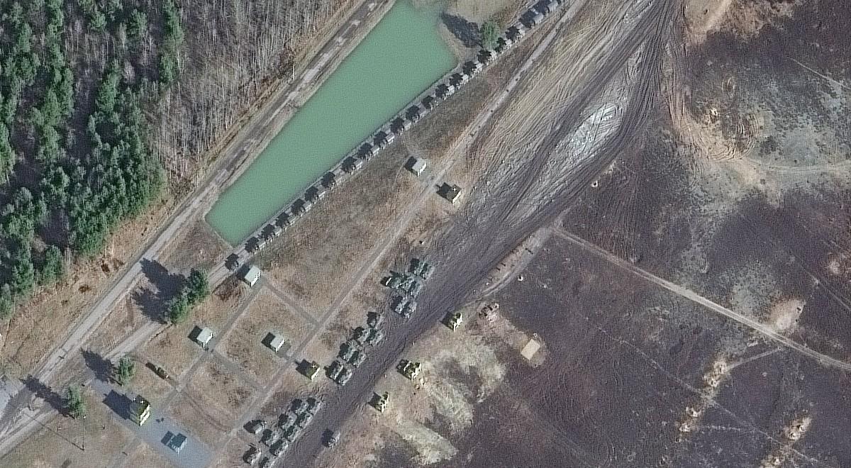 Niepokojące zdjęcia satelitarne. "Rosja gromadzi wojska niedaleko polskiej granicy"