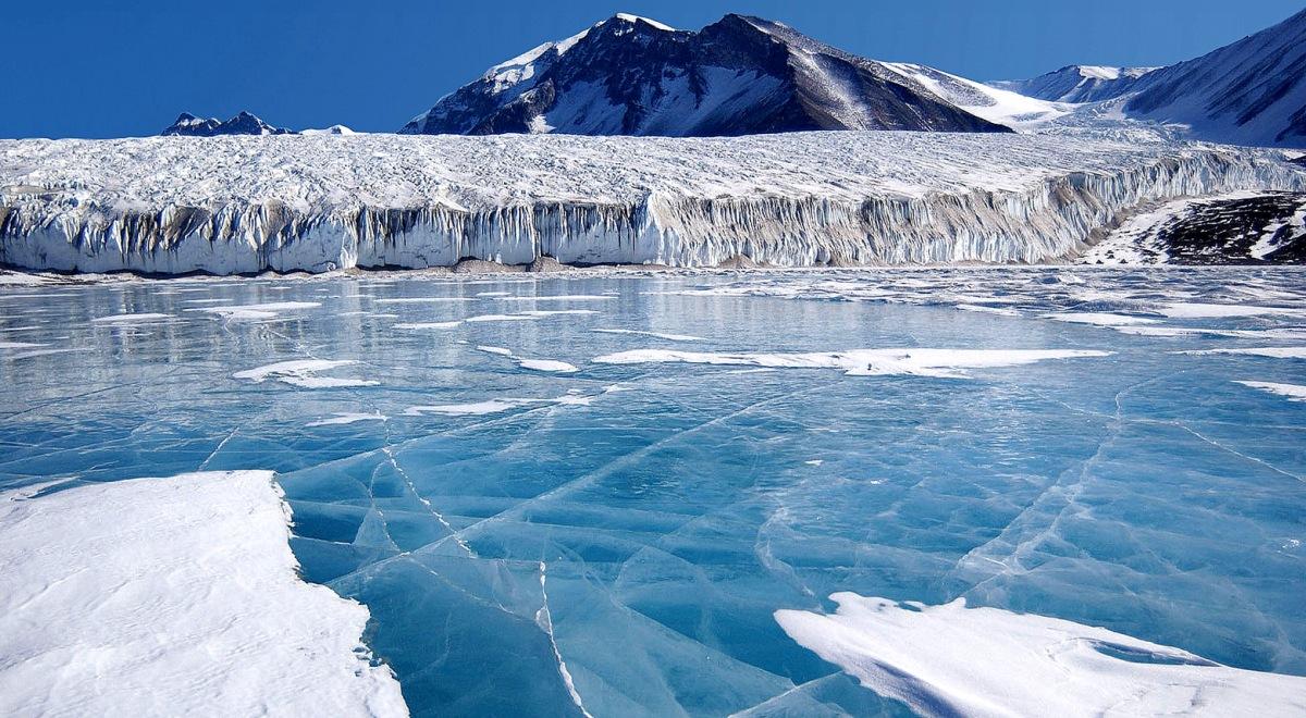 Antarktyda: od lodowca oderwała się góra lodowa. Jest  wielkości Londynu