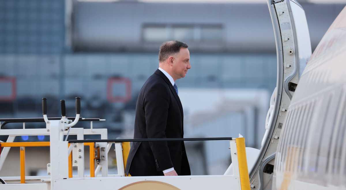 Prezydent Andrzej Duda przyleciał do Rzeszowa rezerwowym samolotem. Wcześniej musiał zawrócić do Warszawy