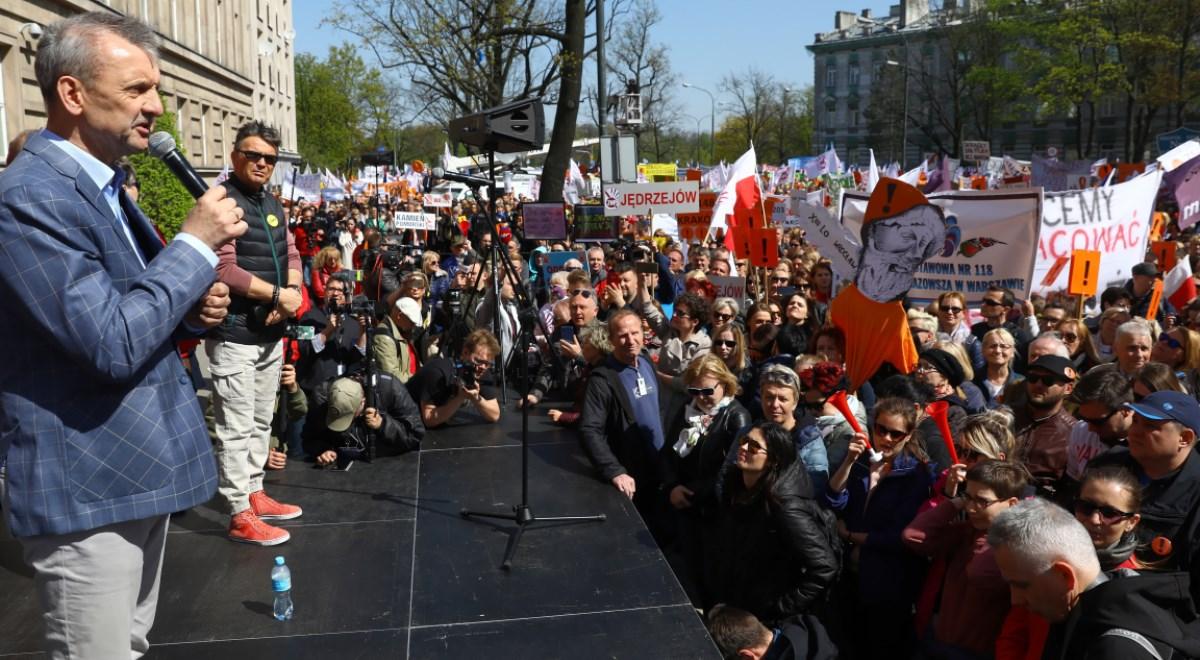 Sławomir Broniarz mówił, że strajk nie jest polityczny. Prezesa ZNP oklaskiwała radna Koalicji Obywatelskiej
