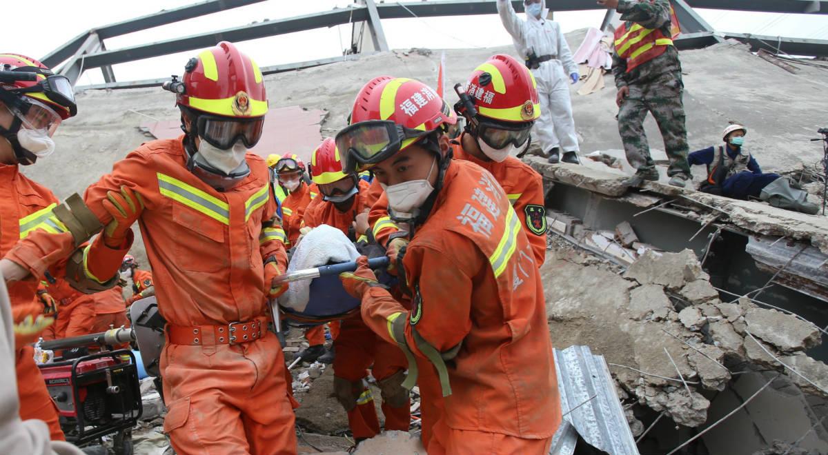 Akcja ratunkowa po zawaleniu hotelu w Chinach. Uratowano matkę z dzieckiem