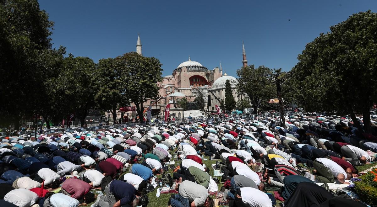 Tysiące muzułmanów modliły się w Hagii Sofii. Grecki premier: to afront dla cywilizacji XXI wieku