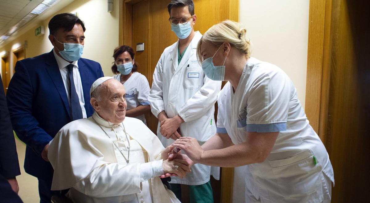 Watykan: papież Franciszek na dłużej w szpitalu. Przechodzi rehabilitację po operacji jelita