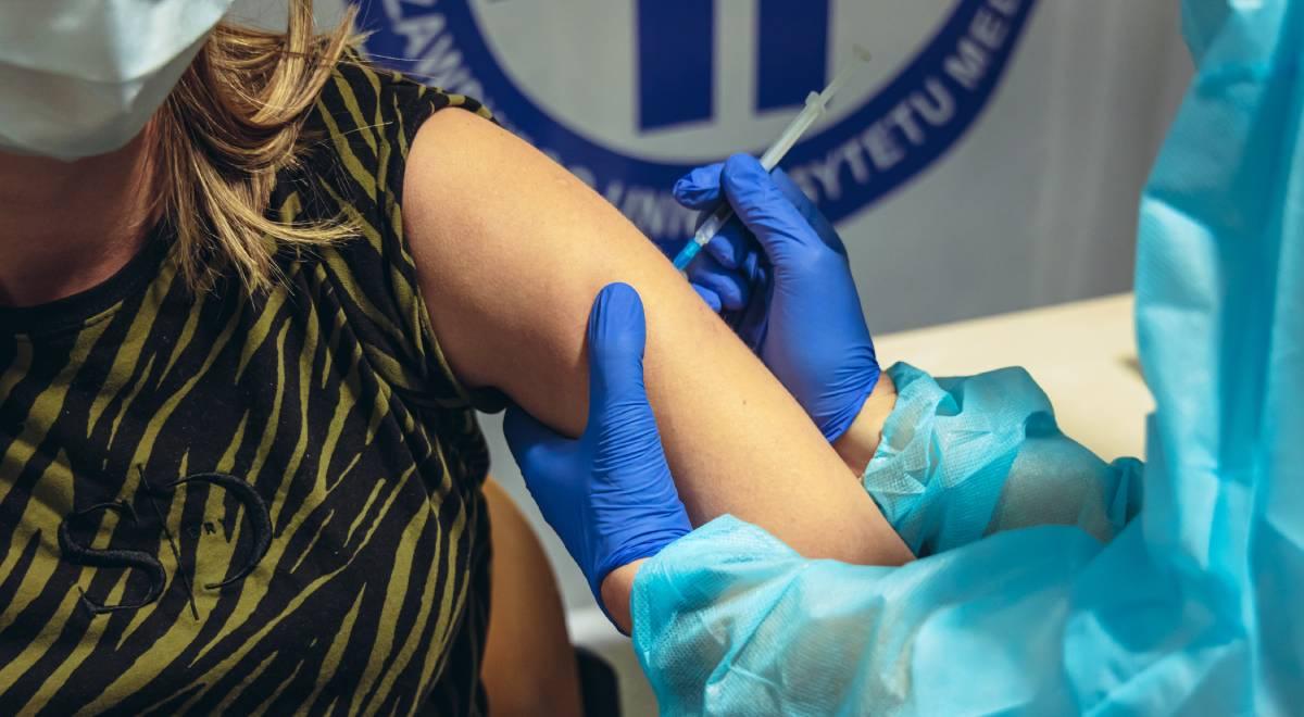 Rejestracja nauczycieli na szczepienia przeciwko COVID-19 przedłużona. MEiN podało nowy termin