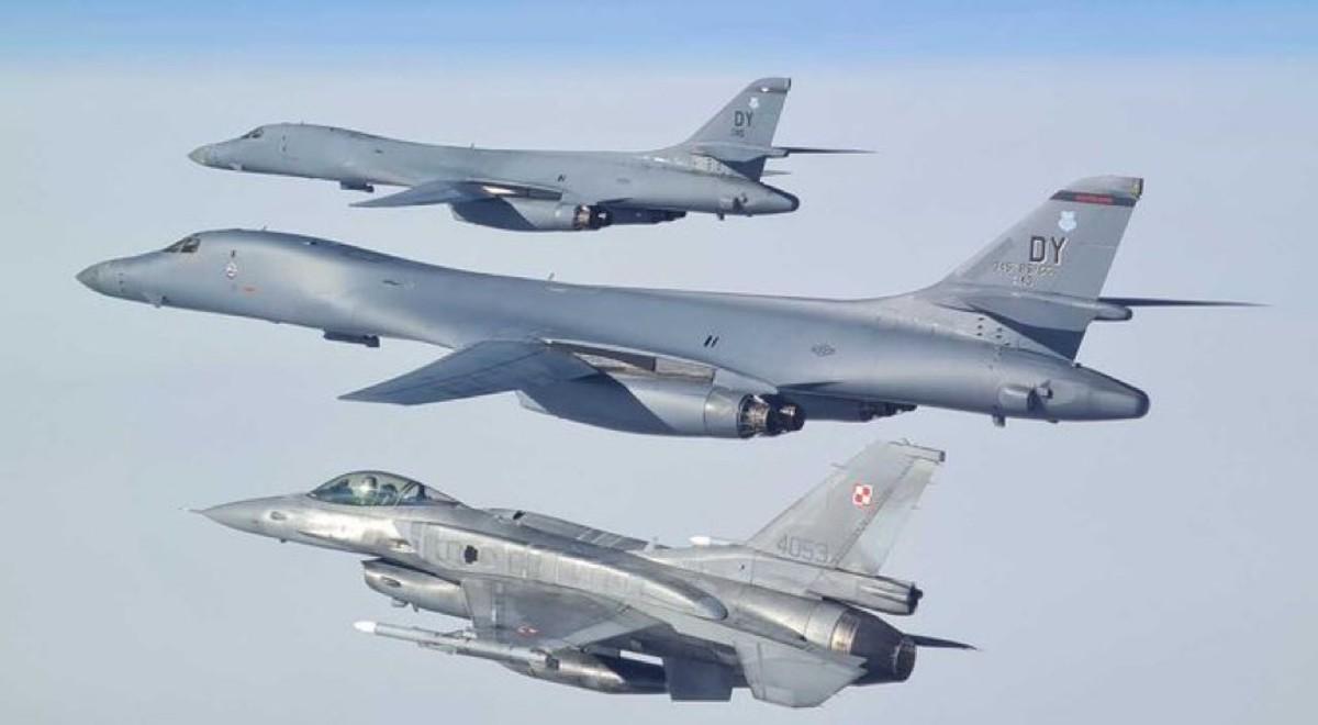 Kolejne wspólne szkolenie. Polscy piloci F-16 eskortowali przelot amerykańskich bombowców