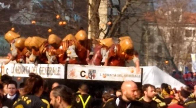 Włochy: dziesiątki rannych po karnawałowej bitwie na pomarańcze