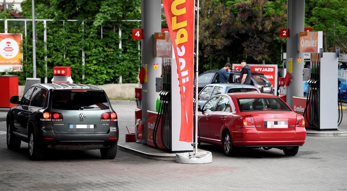 Prezes PiS: rząd powinien myśleć o złagodzeniu podwyżek cen paliw