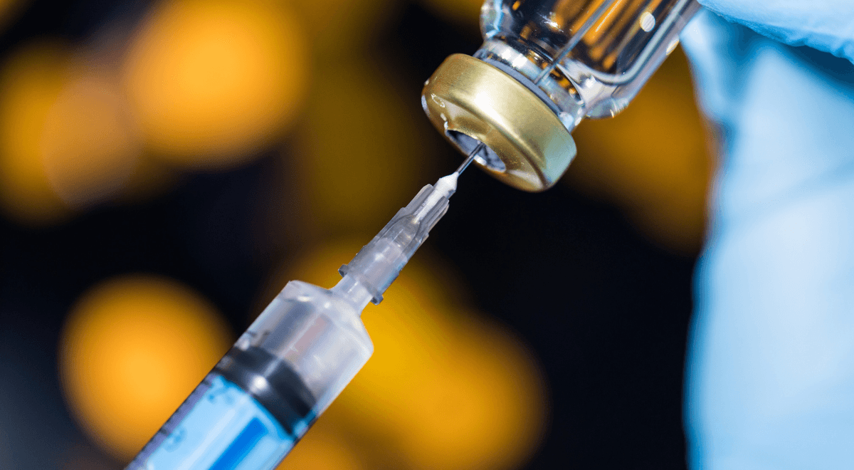 "Na dziś nie ma o czym mówić". Andrusiewicz o podaniu trzeciej dawki szczepionki przeciw COVID-19