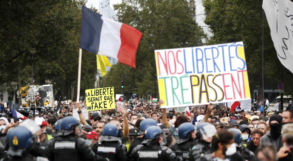 "Nie dla dyktatury". Blisko 250 tys. osób protestowało we Francji przeciwko przepustkom covidowym