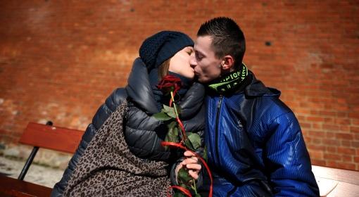 Para młodych ludzi całuje się w walentynki - Dzień Zakochanych