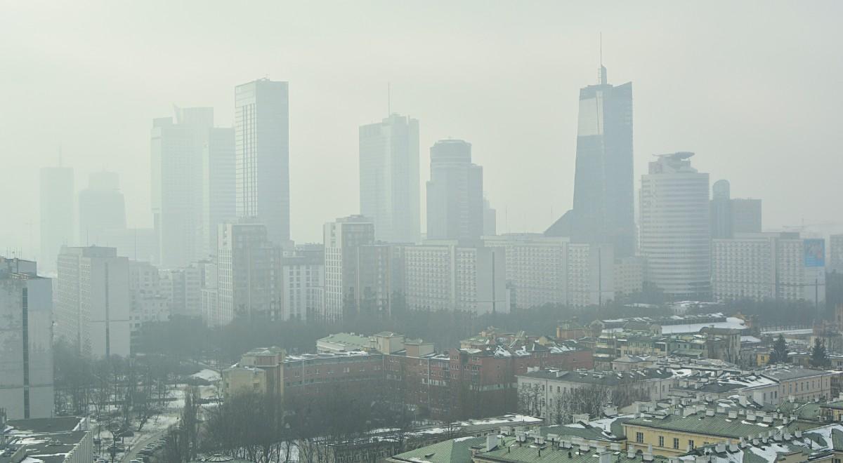 Polacy uważają smog za poważny problem. Najczęściej wywołuje podrażnienie gardła i zmęczenie