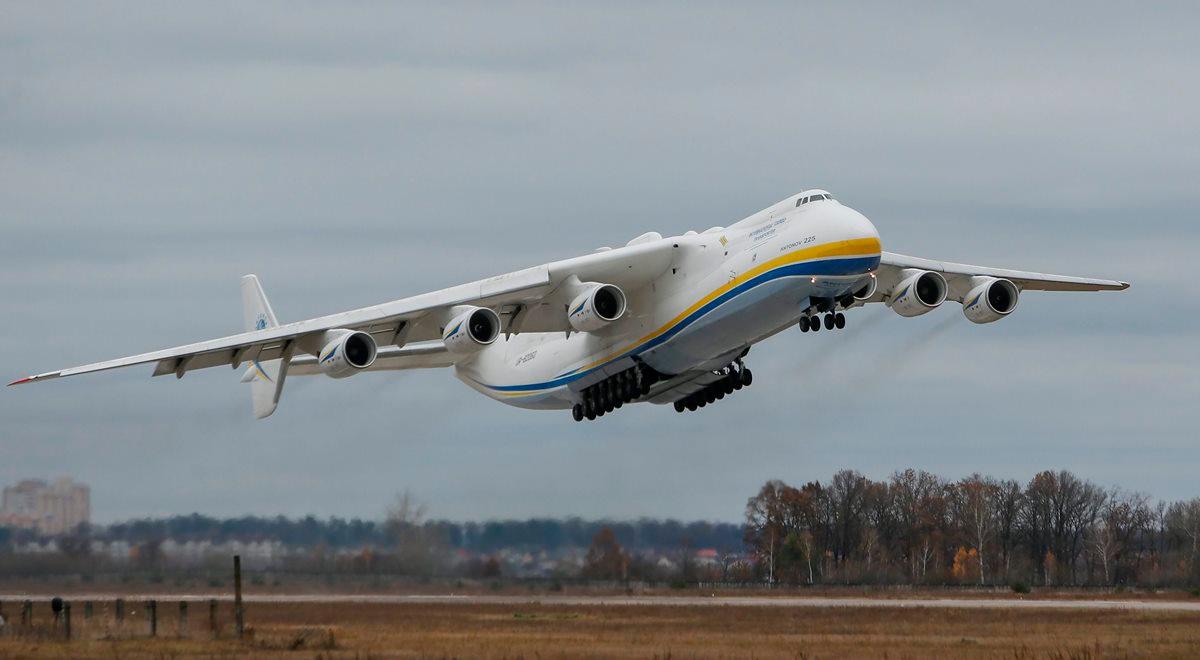 Największy samolot świata leci do Polski. Setki ton sprzętu na walkę z epidemią