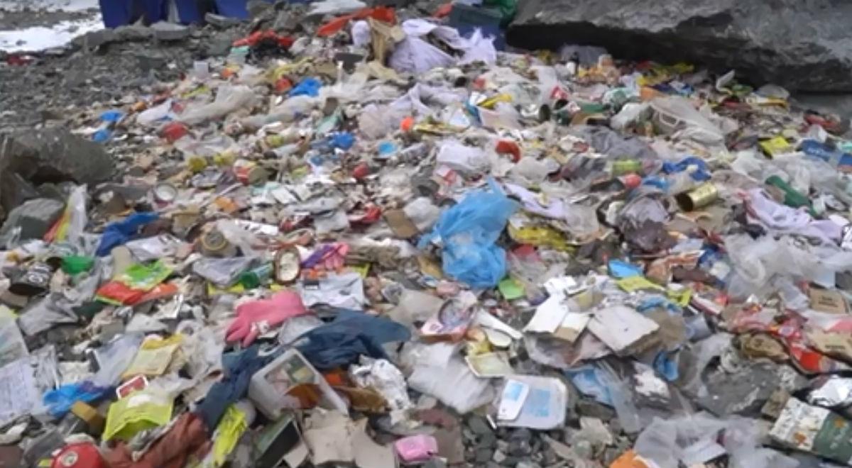 Adam Bielecki zabrał głos w sprawie "polskiej" sterty śmieci pod K2. "Sprzęt i śmieci miały być zniesione latem"  