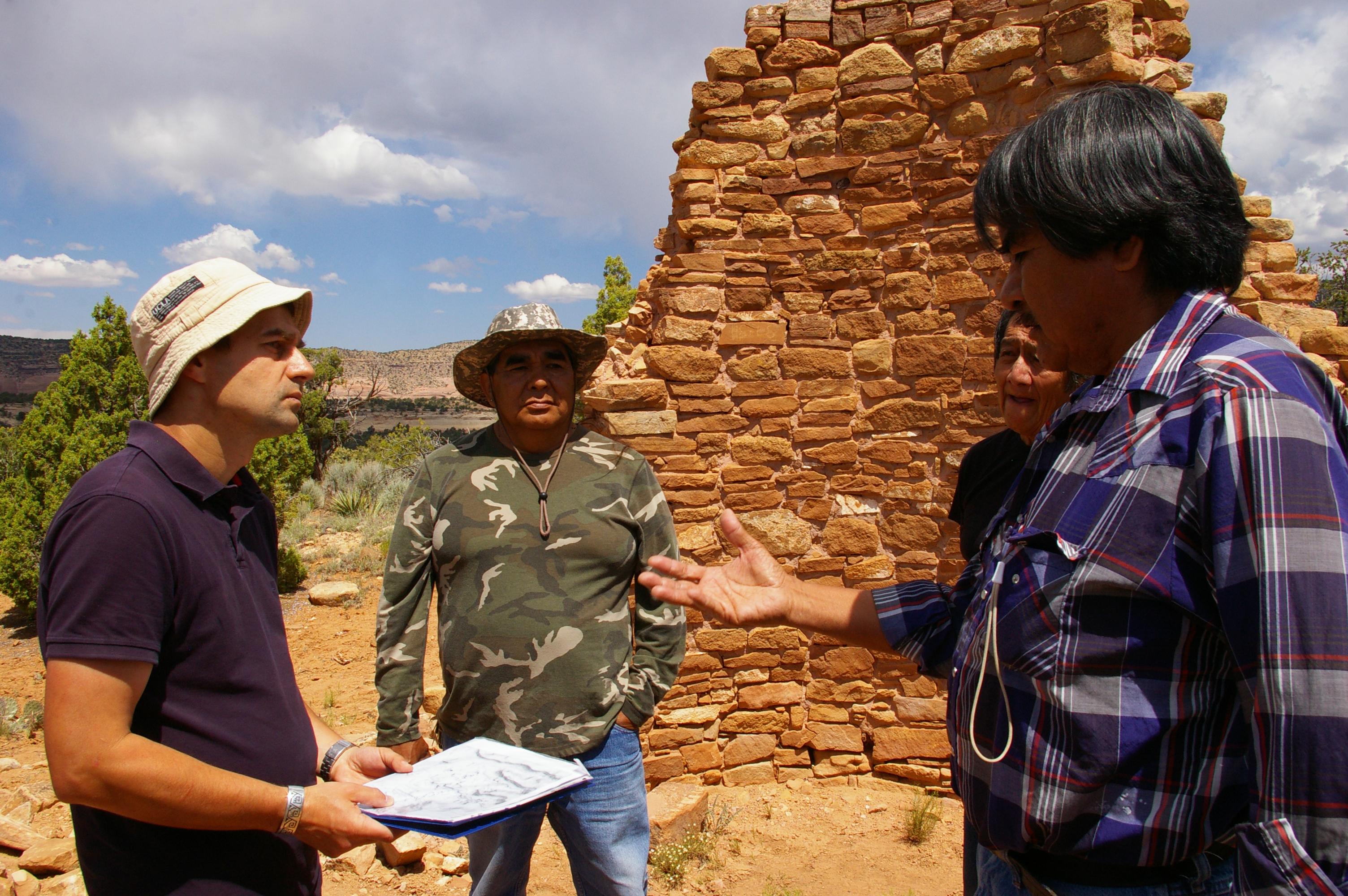 Konsultacje terenowe obejmują także konsultacje i wizyty współczesnych Indian Pueblo. Na zdjęciu Indianie Hopi z Arizony, z ośrodka zajmującego się podtrzymywaniem tradycji-Hopi Cultural Preservation Office
