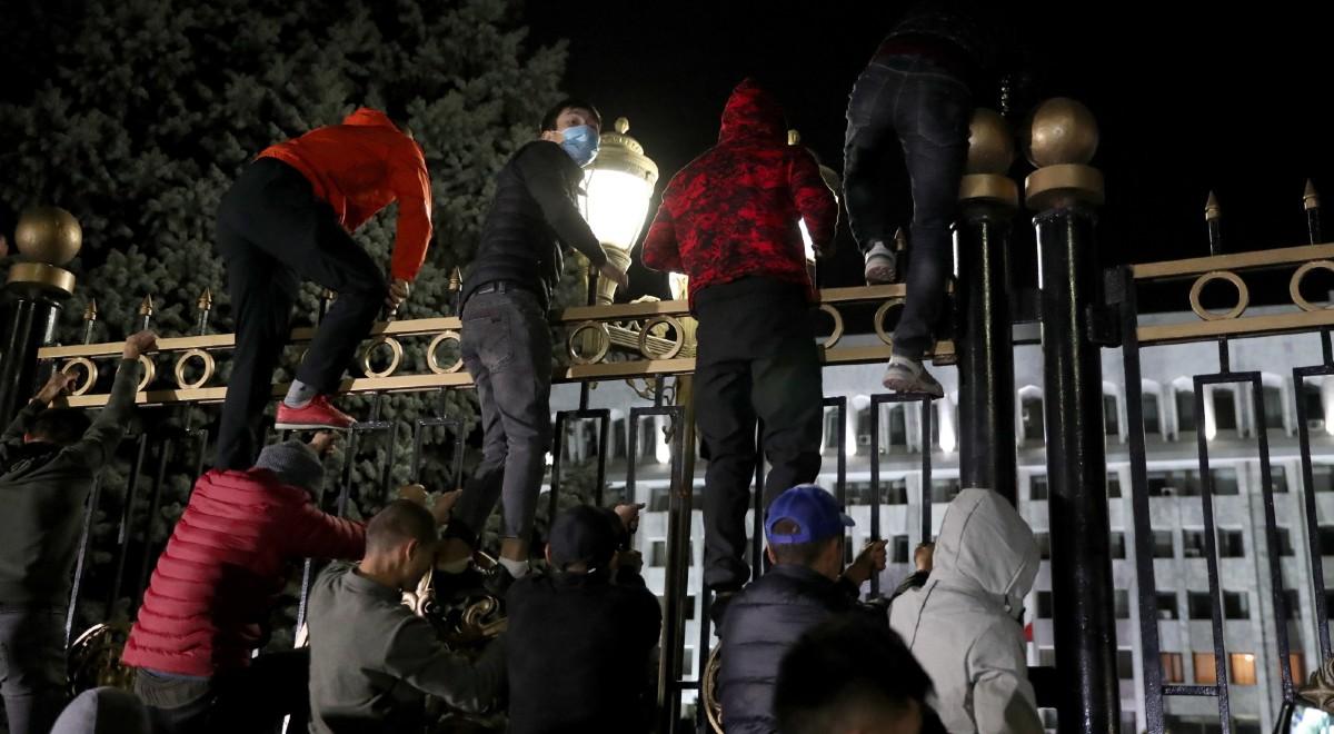 Antyrządowe demonstracje w Kirgistanie. Splądrowano siedzibę parlamentu