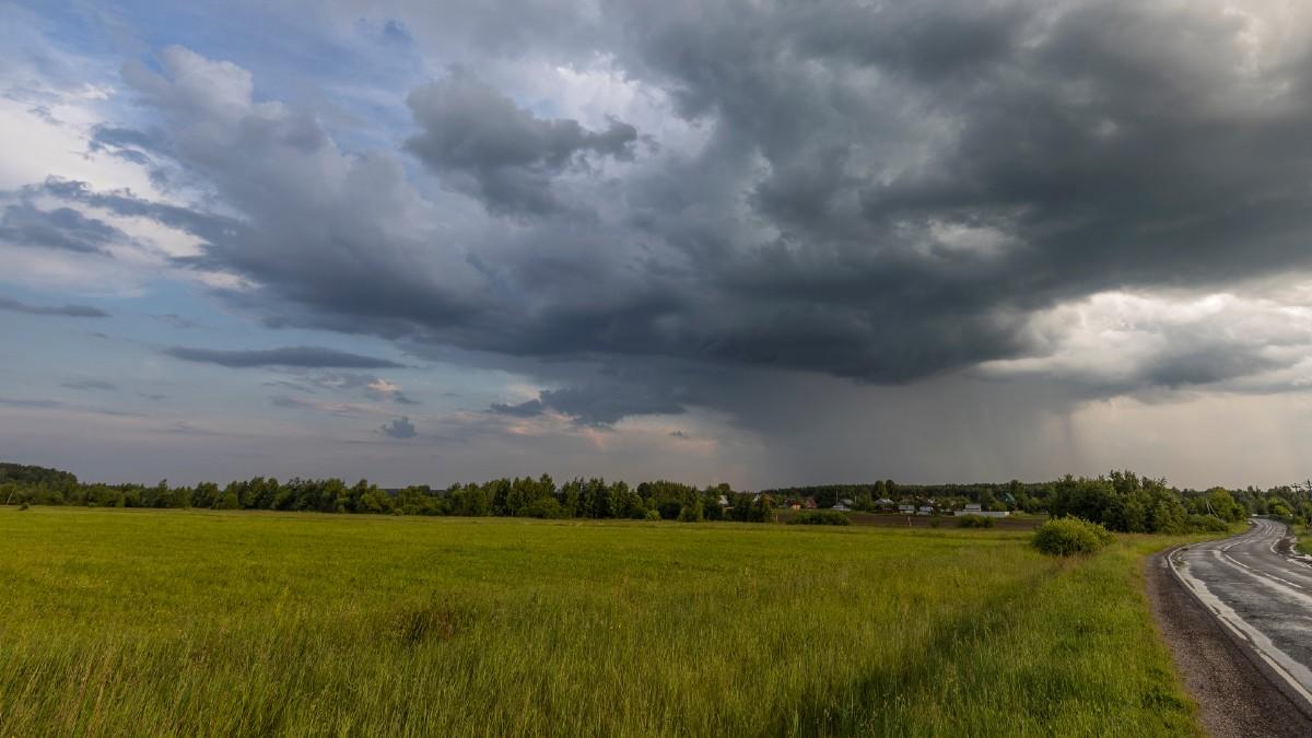 W środę Polska znajdzie się w strefie opadów. IMGW ostrzega przed deszczem i burzami