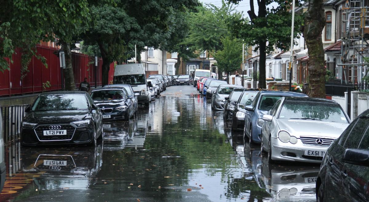 Potężna ulewa w Londynie. Podtopienia, zalane ulice, zamknięte stacje metra