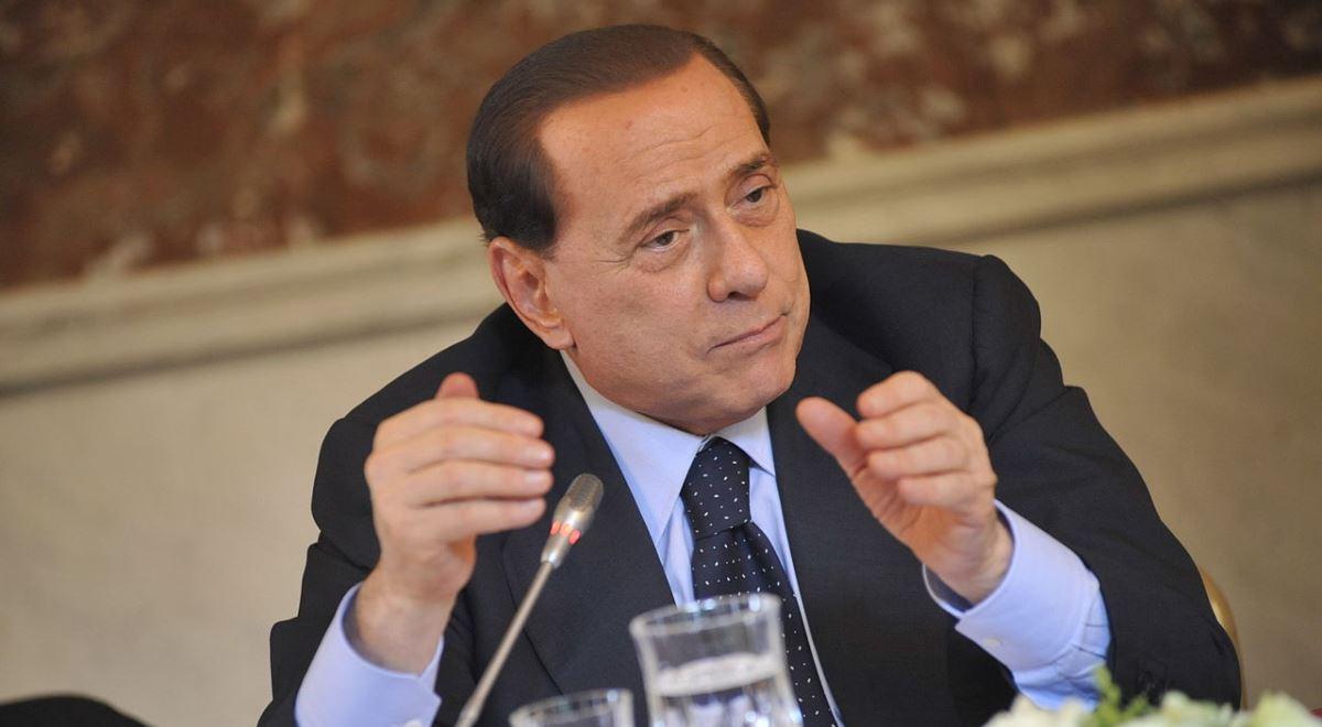 Silvio Berlusconi po operacji. "Lepiej, jeśli pożegna politykę"