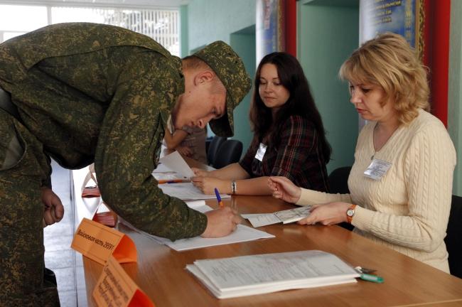 Przedterminowe wybory parlamentarne na Białorusi: głosują żołnierze. Obserwatorzy i obrońcy praw człowieka oceniają, że głosowanie przedterminowe jest polem do nadużyć wyborczych, gdyż wielu obywateli przymusza się do udziału w nim, a wyniki głosowania łatwo sfałszować
