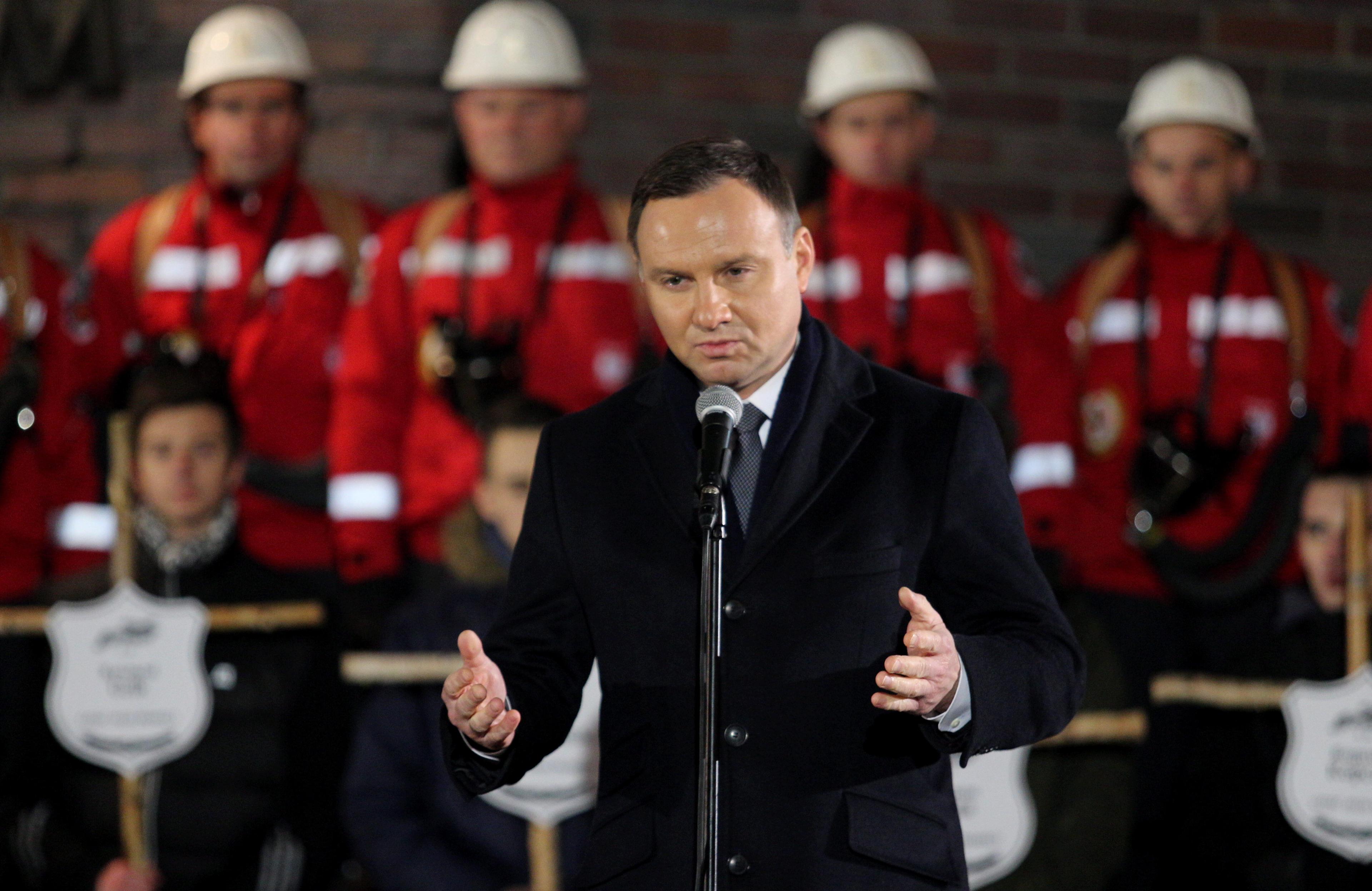  Prezydent Andrzej Duda podczas uroczystości przed Krzyżem-Pomnikiem przy kopalni Wujek