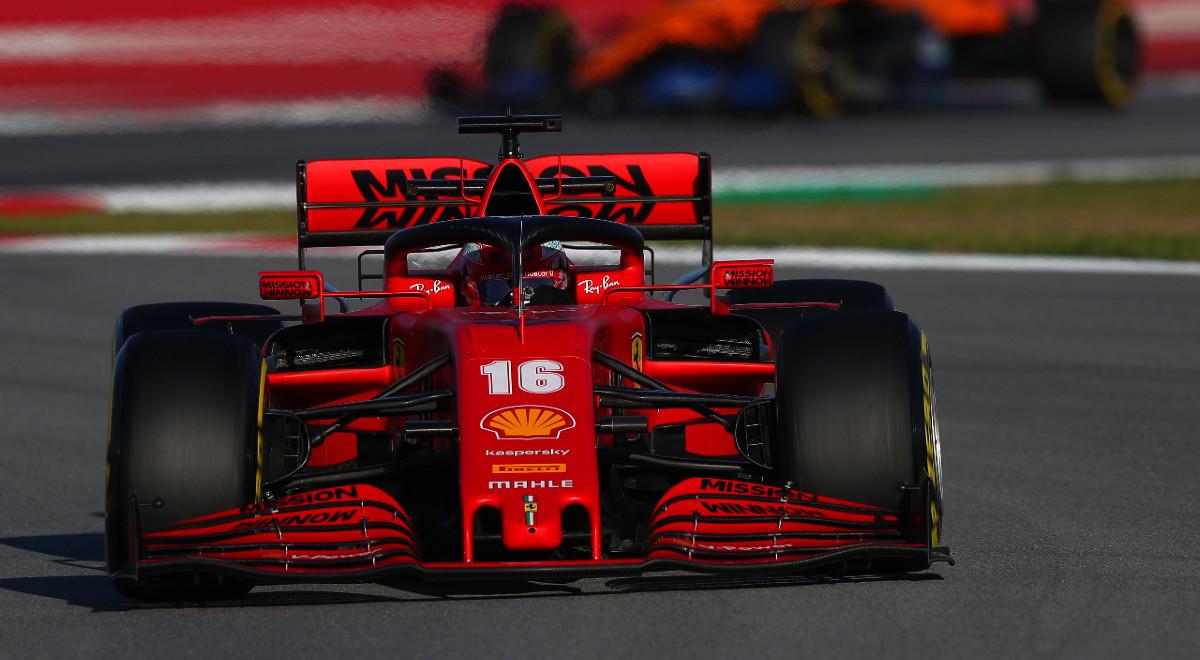 Formuła 1: z siedziby Ferrari na tor testowy. Leclerc przejechał bolidem ulicami Maranello [WIDEO]