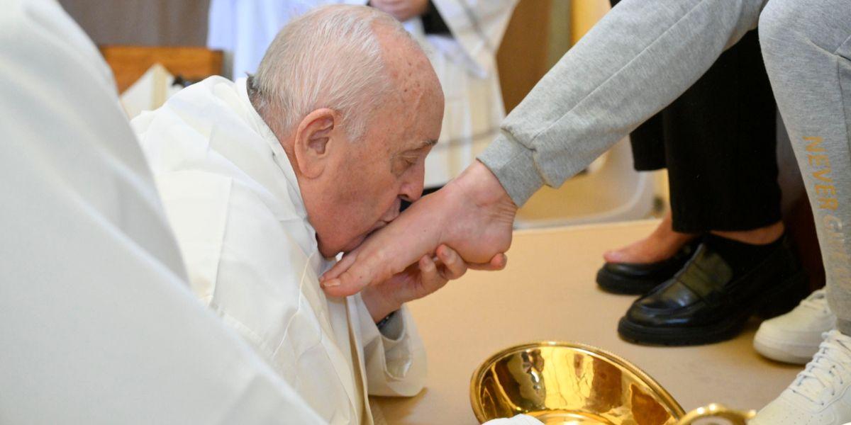 Papież Franciszek odprawił mszę w więzieniu. Wykonał symboliczny gest