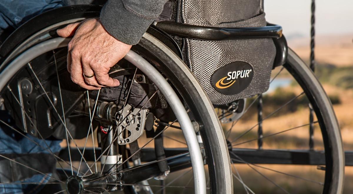 Szczepienia osób niepełnosprawnych. Rząd dofinansuje ich transport do punktów 