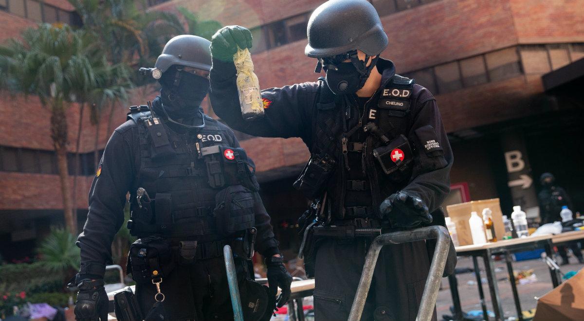 Hongkong: policja weszła na kampus PolyU. Szukają m.in. ładunków wybuchowych i ludzi