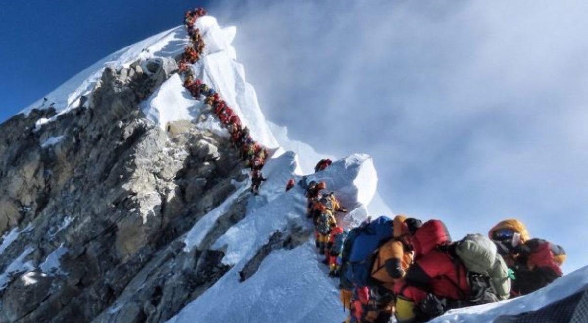 Everest 2021: ruszył sezon, będą korki? Świat tego i tak nie zobaczy. Cenzura na najwyższym szczycie Ziemi 