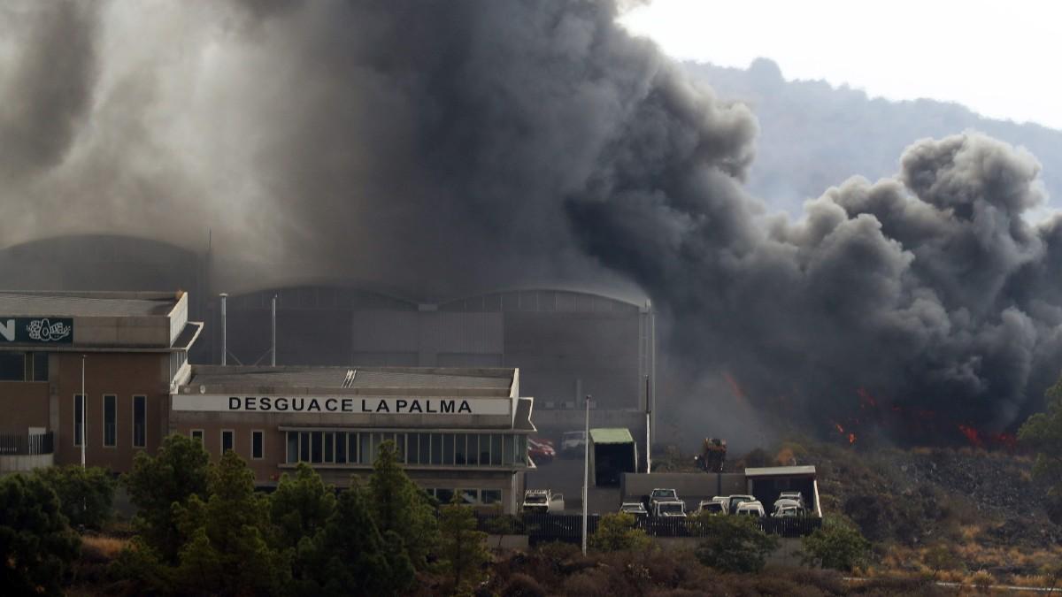 La Palma: lawa wdarła się na teren zakładów przemysłowych. Trujące opary, ewakuacja ludzi, możliwa eksplozja