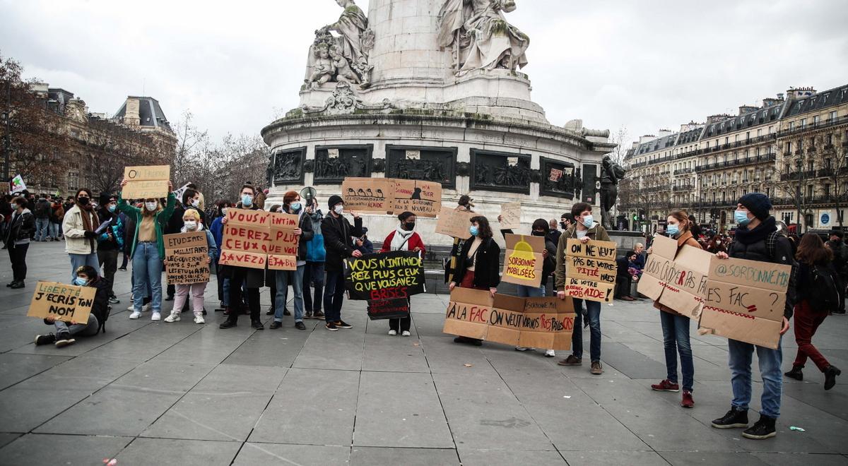 Przeciwnicy obostrzeń demonstrują we Francji. Policja użyła armatek wodnych