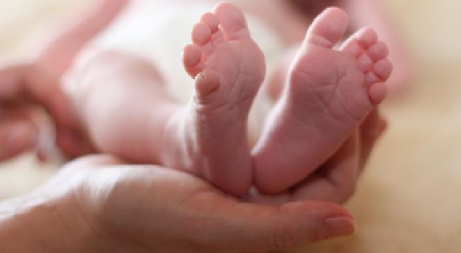 Warszawa: do szpitala trafiło pobite niemowlę. Lekarze: dziecko ma połamane rączki i nóżki