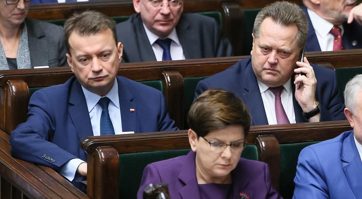 Minister Błaszczak zostaje w rządzie. Komentarz publicystów
