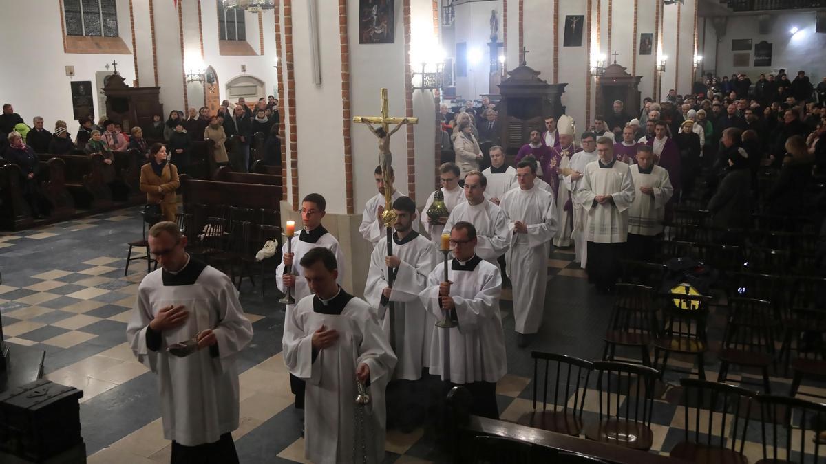 Procesja żałobna w Dzień Zaduszny do krypt archikatedry św. Jana Chrzciciela w Warszawie