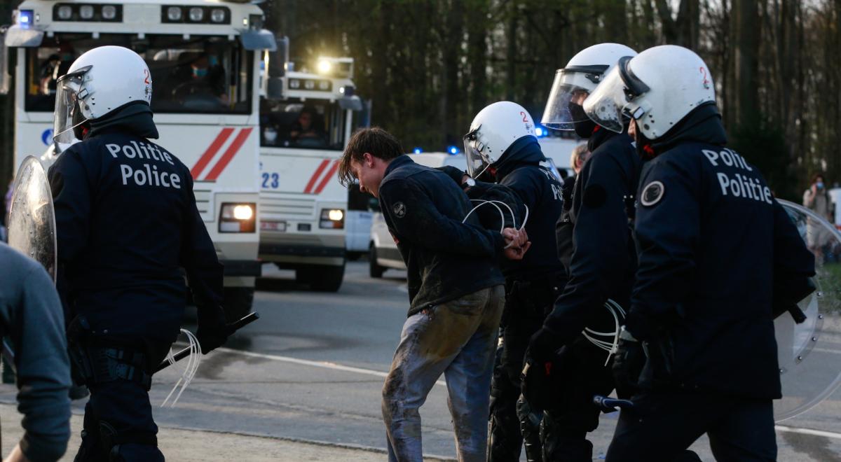 Brutalna interwencja policji w parku w Brukseli. Funkcjonariusze użyli armatek wodnych i gazu 