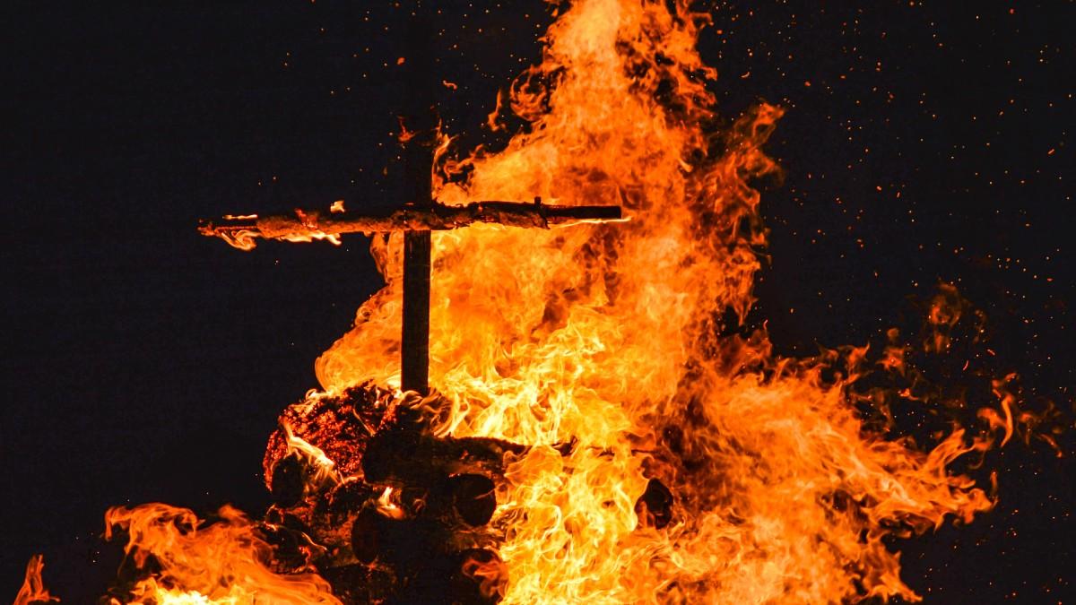 Kanada: spalone świątynie, zdewastowany pomnik papieża. Akty wandalizmu po odkryciu grobów przy szkołach dla Indian