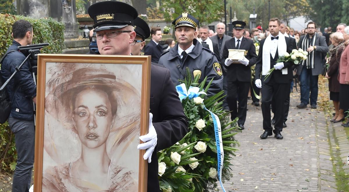 Pogrzeb Anny Szałapak. Artystkę pożegnali bliscy, znajomi i fani