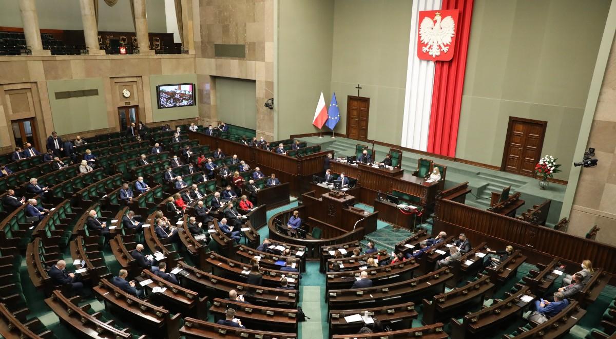 Pięć partii w Sejmie. Zjednoczona Prawica na czele sondażu poparcia