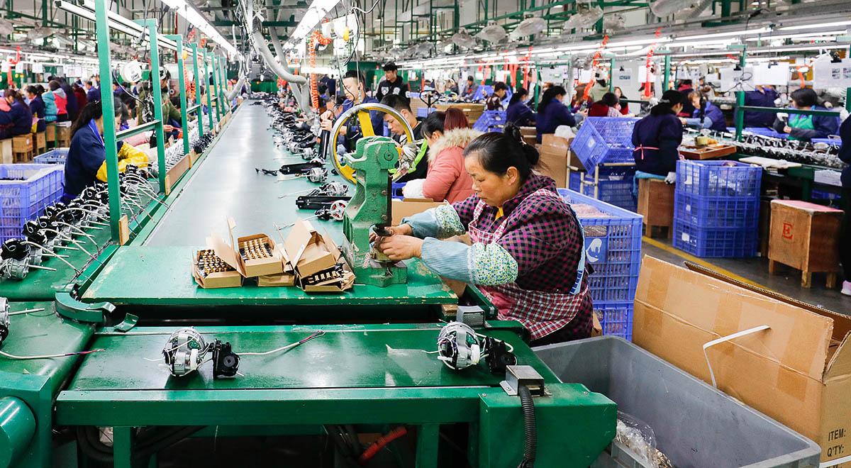 "Znaleźli stabilne zatrudnienie". Chiny zmuszają tysiące Ujgurów do przymusowej pracy