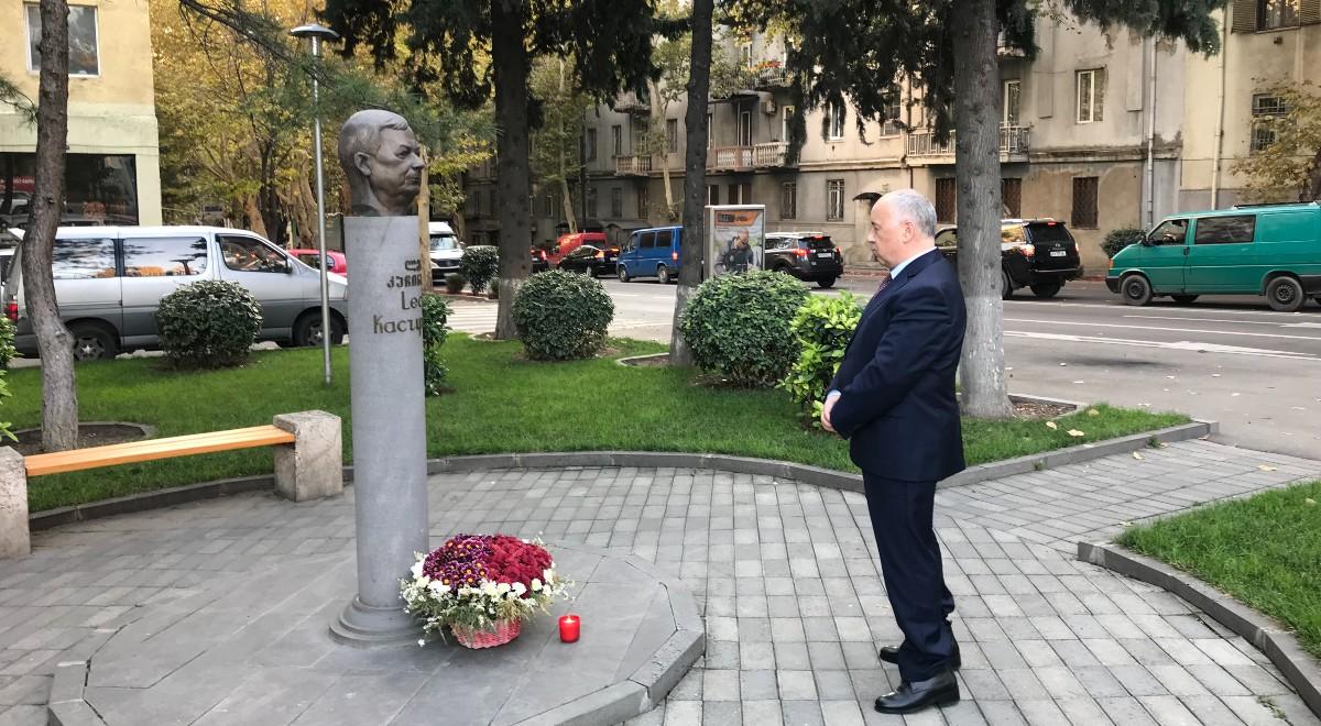 "Jest bohaterem dla Gruzinów". Ambasador złożył kwiaty pod pomnikiem Lecha Kaczyńskiego w Tbilisi