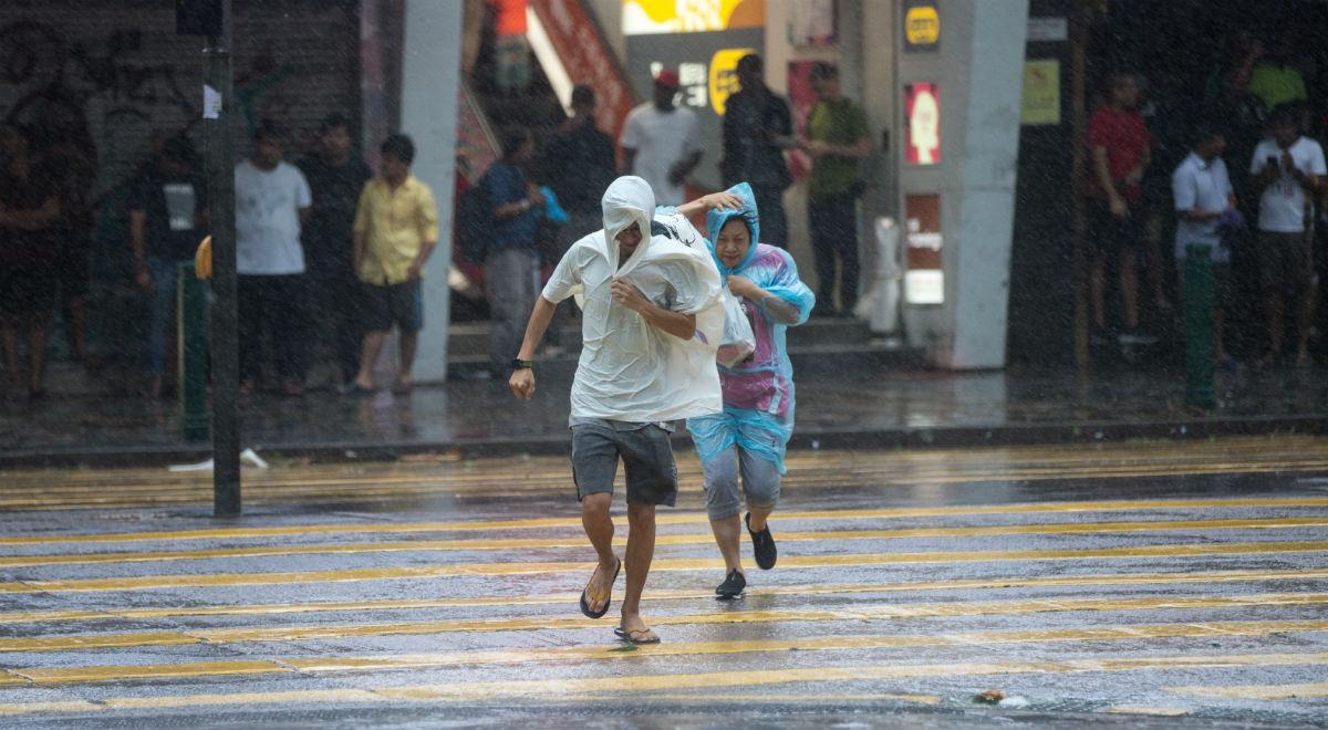 Tajfun Mangkhut dotarł do Chin. Odwołane loty, ewakuacje w Hongkongu