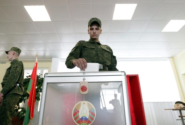 Przedterminowe wybory parlamentarne na Białorusi: głosują żołnierze. Obserwatorzy i obrońcy praw człowieka oceniają, że głosowanie przedterminowe jest polem do nadużyć wyborczych, gdyż wielu obywateli przymusza się do udziału w nim, a wyniki głosowania łatwo sfałszować