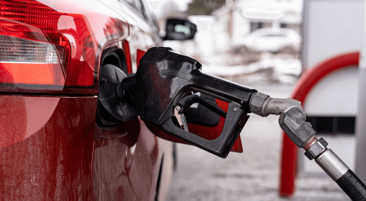 Będzie niższy VAT na benzynę? Król: inflację trzeba próbować zdławić