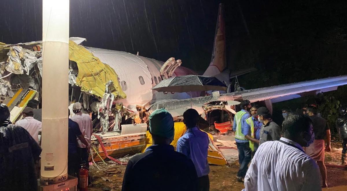 Katastrofa samolotu pasażerskiego w Indiach. Maszyna rozpadła się na dwie części